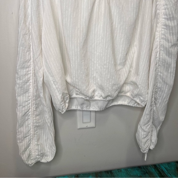 ASTR White Vneck Cropped Pinstipe Blouse Size Large - Picture 4 of 9